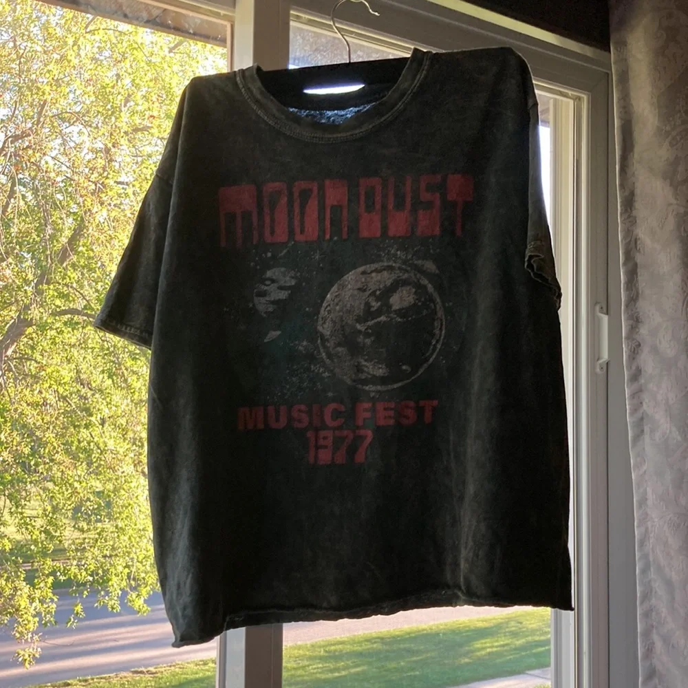 It is a moon shirt that is gray and a bit of pink. - Picture 3 of 3